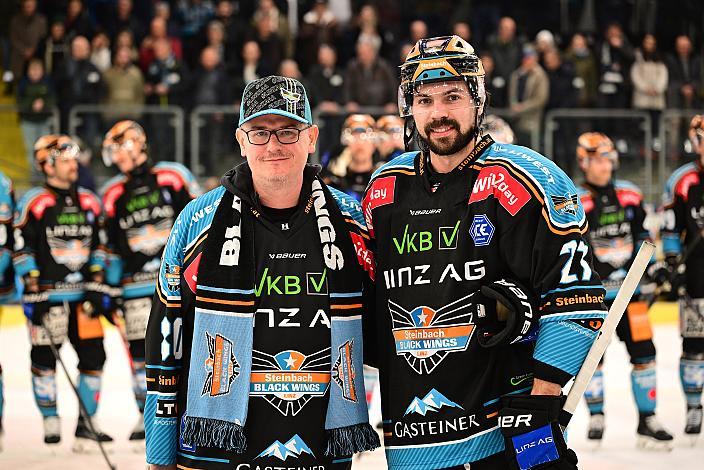 Spieler des Abends Shawn St.Amant (Steinbach Black Wings Linz) mit dem Fan des Abends,  Win2Day ICE Hockey League,  Steinbach Black Wings Linz vs  EC VSV,  Linz AG Eisarena