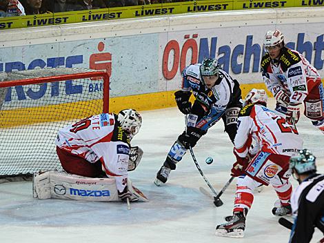 Im Bild Brain Lebler, Linz vor Tormann Rene Swette, KAC, EHC Liwest Black Wings Linz vs. EC KAC