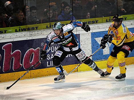 Danny Irmen, Linz and Dan Bjoernlie, Wien,  EHC Liwest Black Wings Linz vs. UPC Vienna Capitals