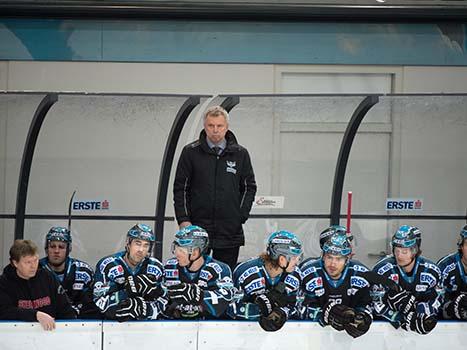 Trainer Robert Daum, auf der Linzer Spielerbank, EHC Liwest Black Wings Linz vs EC Red Bull Salzburg