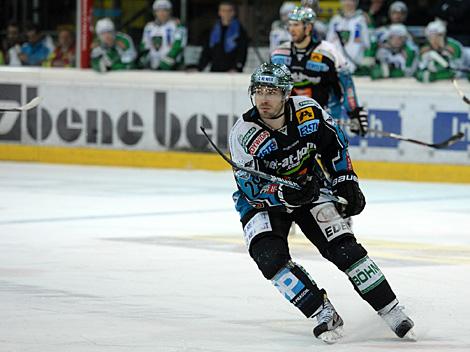 Mike Ouellette, Linz und im Hintergrund Gregor Baumgartner, Linz, EHC Liwest Black Wings Linz vs. HDD Tilia Olimpija Ljubljana, 1. Semifinale