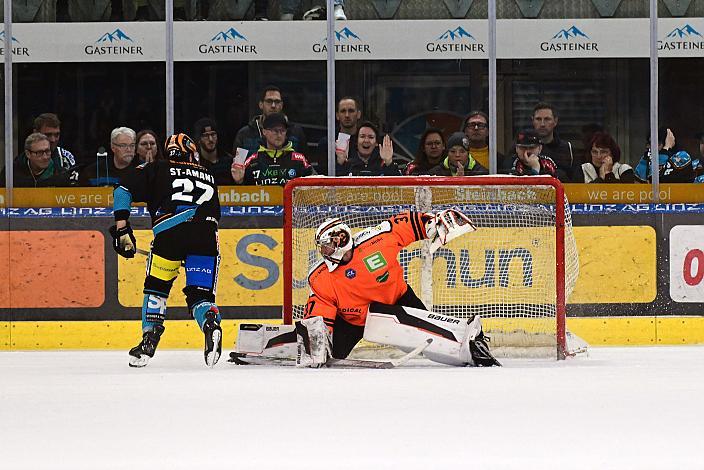 Shawn St.Amant (Steinbach Black Wings Linz) scort im Shoot Out gegen Tormann Jonas Gunnarsson (Moser Medical Graz 99ers)  Win2Day ICE Hockey League,  Steinbach Black Wings Linz vs Moser Medical Graz 99ers,  Linz AG Eisarena 