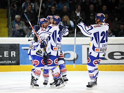 Gerhard Unterluggauer, Kevin Mitchell, Markus Peintner und Mike Craig feiern ein Tor.