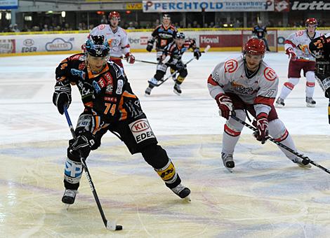 Daniel Oberkofler, Liwest Black Wings Linz verfolgt von Miha Rebolj, Jesenice.