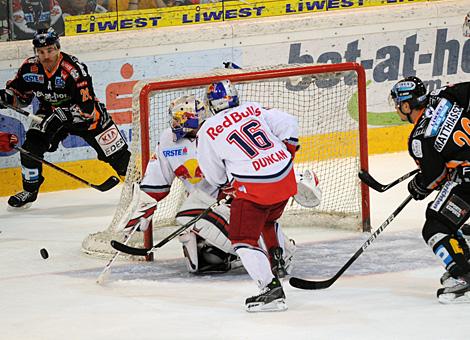 Markus Matthiasson und Brad Purdie Liwest Black Wings Linz vs EC Red Bull Salzburg