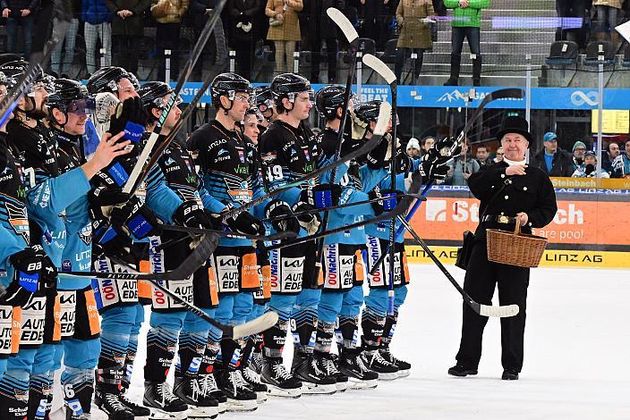 Das Team der Steinbach Black Wings Linz mit dem Rauchfangkehrer, 34. Runde ICE, Steinbach Black Wings Linz vs Hydro Fehervar AV 19, Linz AG Eisarena 