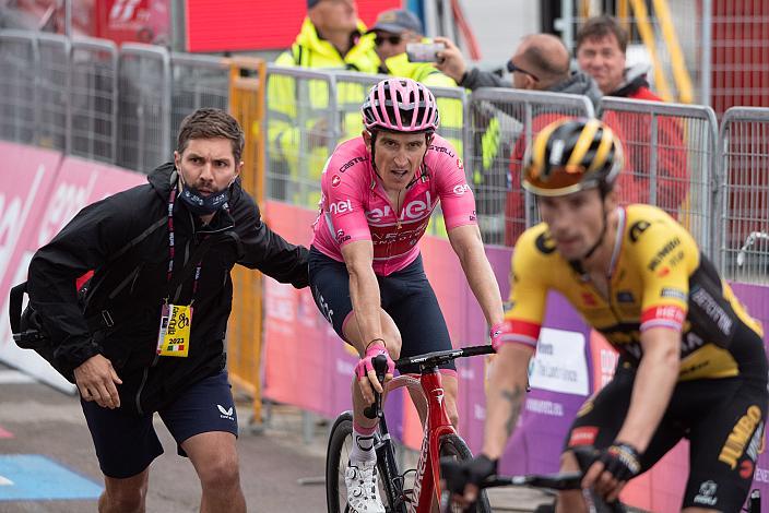 Geraint Thomas (GBR, Ineos Grenadiers) im Rosa Trikot des führenden in Gesamtwertung des Giro d Italia  106. Giro d Italia, Stage 19, Longarone  - Tre Cime de Lavaredo 183km