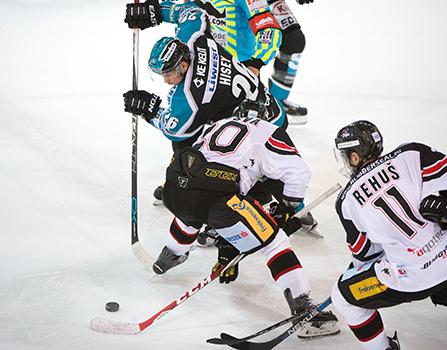 Rob Hisey (EHC Liwest Black Wings Linz) und Martin Podesva (HC Orli Znojmo), EHC Liwest Black Wings Linz vs HC Orli Znojmo