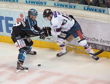 Erik Kirchschlaeger, Linz und Andras Benk, Fehervar AV 19, EHC Liwest Black Wings Linz vs Fehervar AV19