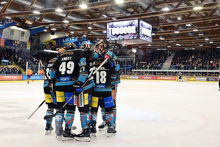 Jubel über das Tor zum 5 zu 1 durch  Shawn St.Amant (Steinbach Black Wings Linz) Win2Day ICE Hockey League,  Steinbach Black Wings Linz vs  Migross Supermercati Asiago Hockey 1935,  Linz AG Eisarena 