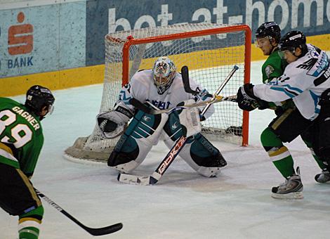 #89 Sam Gagner, Ontario Knights vor dem Linzer #32 Alex Westlund, Tormann, EHC Liwest Black Wings Linz.