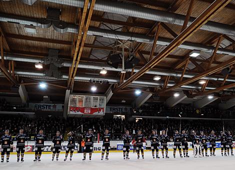 Die Black Wings feiern den Sieg ueber Jesenice.