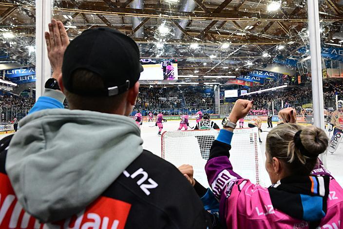 Die Steinbach Black Wings Linz feiern das Tor zum 4 zu 2 Endstand. ICE, Steinbach Black Wings Linz vs HC Tiwag Innsbruck - Die Haie Linz, AG Eisarena