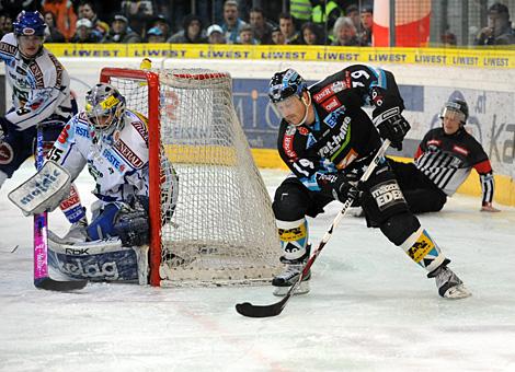 #19 Rob Shearer, Liwest Black Wings Linz, vor dem Tor der Villacher.
