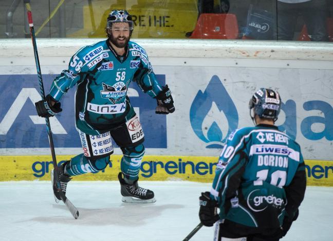 Sebastien Piche (EHC Liwest Black Wings Linz) feiert EHC Liwest Black Wings Linz vs HC Orli Znojmo