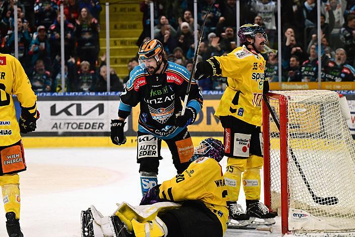 Die Steinbach Black Wings Linz feiern das Tor zum 4 zu 3 Overtimesieg durch Shawn St.Amant (Steinbach Black Wings Linz)  Win2Day ICE Hockey League,  Steinbach Black Wings Linz vs Spusu Vienna Capitals,  Linz AG Eisarena