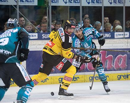 Dan DaSilva (EHC Liwest Black Wings Linz) und Philippe Lakos (UPC Vienna Capitals) EHC Liwest Black Wings Linz vs UPC Vienna Capitals