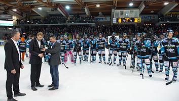 Daniel Mitterdorfer (EHC Liwest Black Wings Linz) wird von Ing. Peter Freunschlag verabschiedet. EHC Liwest Black Wings Linz vs HCB Suedtirol