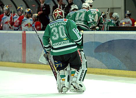 #30 Alex Westlund, Tormann, Olimpija Ljubljana am Weg zur Spielerbank.
