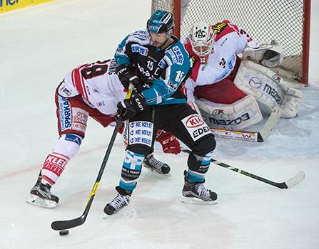 Tormann Bernd Brückler (EC KAC) und Brett McLean (EHC Liwest Black Wings Linz), EHC Liwest Black Wings Linz vs EC KAC
Tormann Bernd BrÃ¼ckler (EC KAC) und Brett McLean (EHC Liwest Black Wings Linz), EHC Liwest Black Wings Linz vs EC KAC