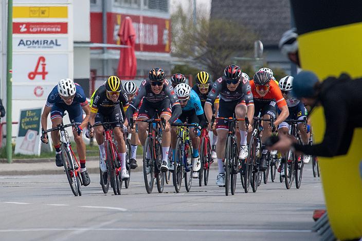 Massensprint mit dem Sieger Matevz Govekar (SLO, Tirol KTM Cycling Team) Elite Herren, 69. Kirschblütenrennen Wels, Oberösterreich