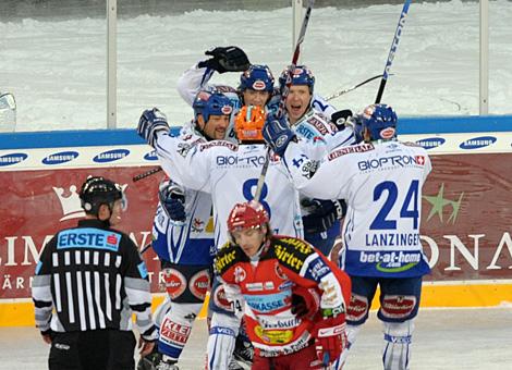 Der VSV jubelt ueber das 2 zu 0 im Stadion Klagenfurt