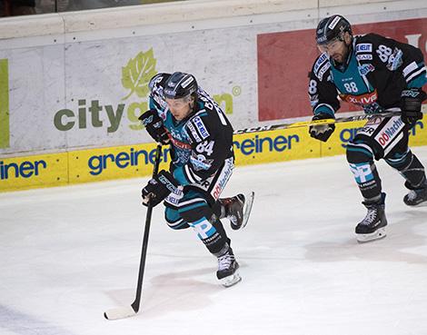 Corey Locke (EHC Liwest Black Wings Linz) und Dan DaSilva (EHC Liwest Black Wings Linz)  EHC Liwest Black Wings Linz vs HC TWK Innsbruck Die Haie
