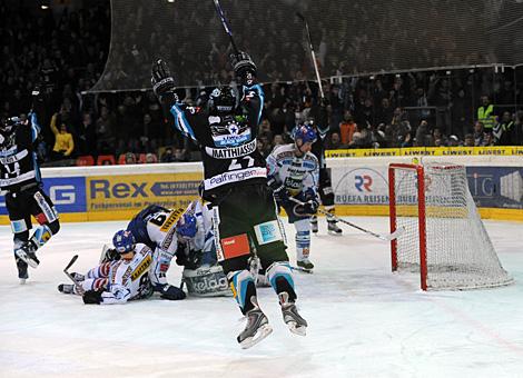 #29 Markus Matthiasson, Liwest Black Wings Linz jubelt ueber das Tor zum 3 zu 1 fuer Linz.