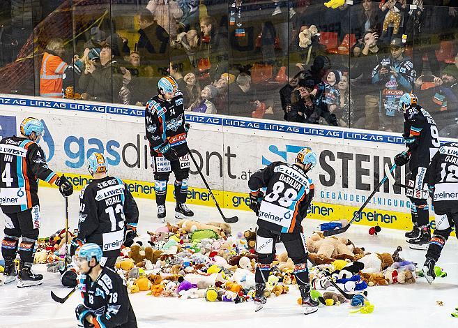 Im Bild: Teddy Bear Toss,  Eishockey,  EHC Liwest Black Wings Linz vs HC TWK Innsbruck