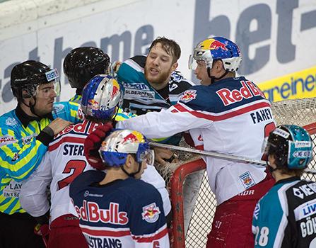 Kevin Moderer (EHC Liwest Black Wings Linz) und Brett Sterling (EC Red Bull Salzburg), EHC Liwest Black Wings Linz vs EC Red Bull Salzburg