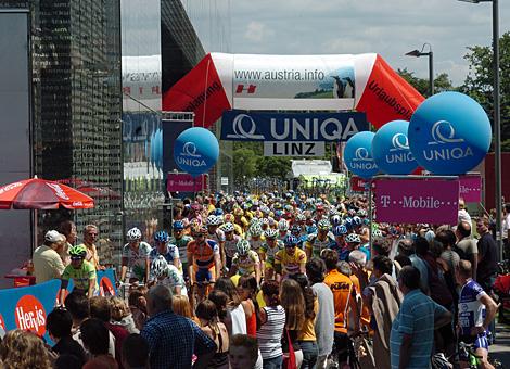 Das Feld der Radsportler der Oesterreich - Rundfahrt am Start in Linz.