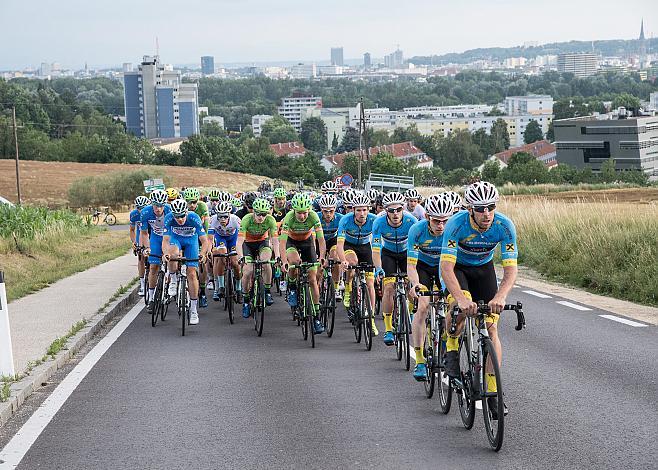 Team Felbermayr Simplon Wels  an der Spitze des Feldes 1. Etappe Linz - Pelmberg