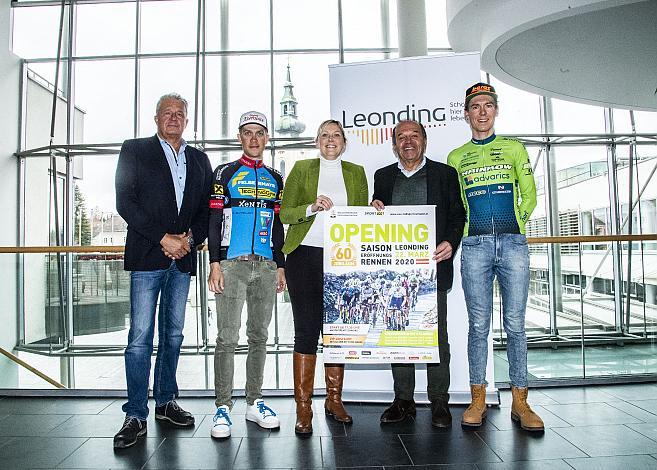 v.l. Vizebürgermeister Mag. Michael Täubel, Leonding, Riccardo Zoidl (AUT, Team Felbermayr Simplon Wels), Bürgermeisterin Dr. Sabine Naderer-Jelinek, Leonding, Paul Resch (Präsident LRV Oberösterreich), Daniel Eichinger (AUT, Hrinkow Advarics Cycleang Team)