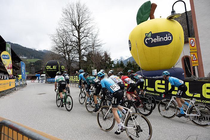 Das Peleton klettert nach Alpbach 46. Tour of the Alps, 1. Etappe, Rattenberg - Alpbach 127,5km, Alpbach Tirol 