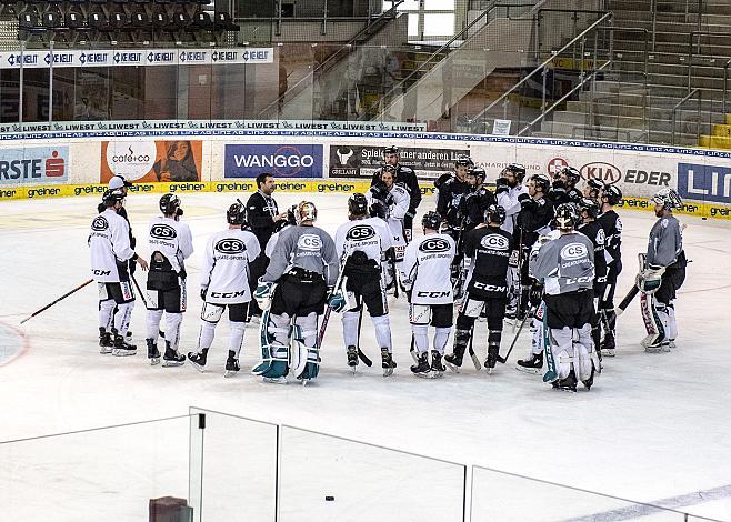 Head-Coach Mark SzÃ¼cs (EHC Liwest Black Wings Linz) vor den Spielern des EHC Liwest Black Wings Linz 