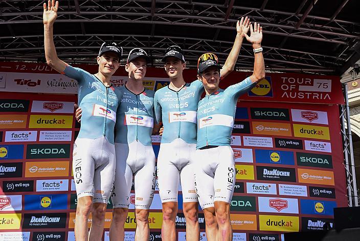 Bestes Team Team Netcompany INEOS, GBR, mit Bob Jungels (LUX, Ineos Grenadiers), Andrew August (USA, NETCOMPANY INEOS), 5. Etappe von Langenlois nach Wien, 109km, Tour of Austria