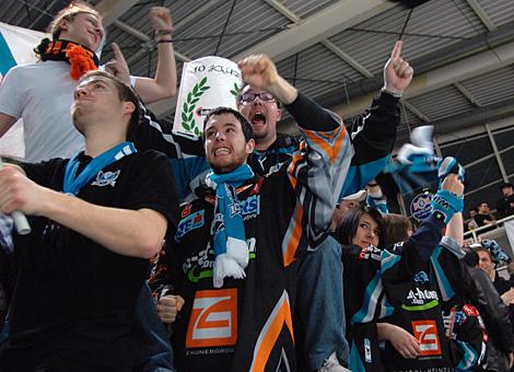 Die linzer Fans des EHC Liwest Black Wings Linz feiern den DSieg gegen die EV Vienna Capitals