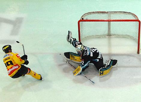 #32 Alex Westlund, Tormann, Liwest Black Wings Linz klaert vor der #29 Sean Selmser, Vienna Capitals.