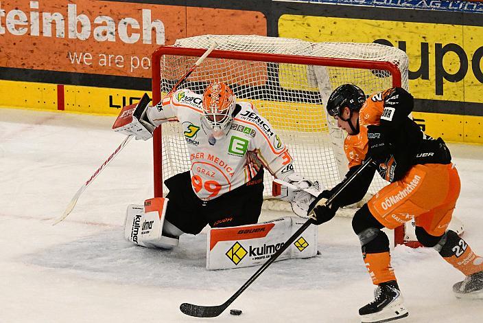 Luca Erne (Steinbach Black Wings Linz), Tormann Nicolas Wieser (Moser Medical Graz 99ers), 7. Runde ICE, Steinbach Black Wings Linz vs Moser Medical Graz 99ers, Linz AG Eisarena 