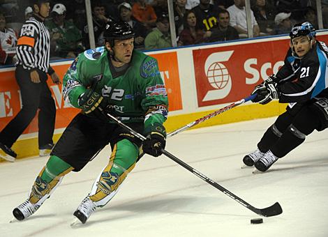 #22 Krys Barch, London Knights im Angriff verfolgt von der #21 Philipp Lukas, Liwest Black Wings Linz.