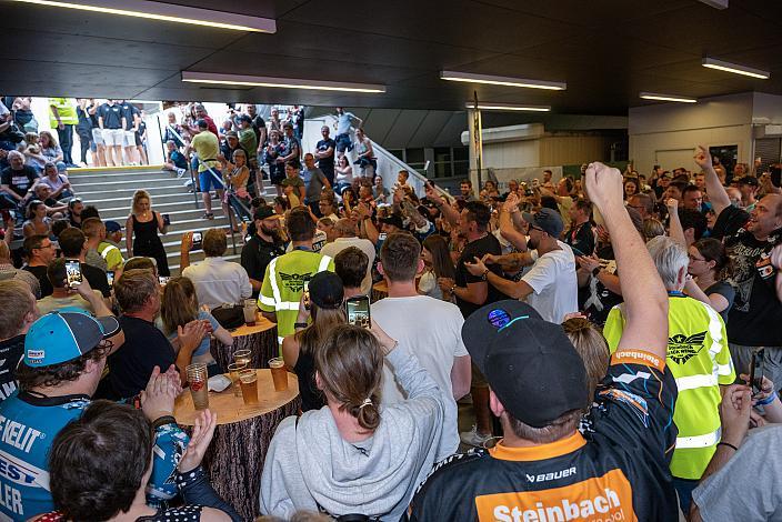 Riesen Begeisterung der Fans bei der Spielervorstellung Tormann Rasmus Tirronen (Steinbach Black Wings Linz), (Steinbach Black Wings Linz) Erstes Eistraining, Steinbach Black Wings Linz , Linz AG Eisarena 