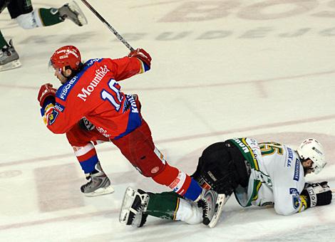 #16 Jindrich Kotrla, Stuermer, HC Mountfield Budweis, gewinnt einen Zweikampf gegen die #65 Michal Dobron, HC Energie Karlovy Vary.