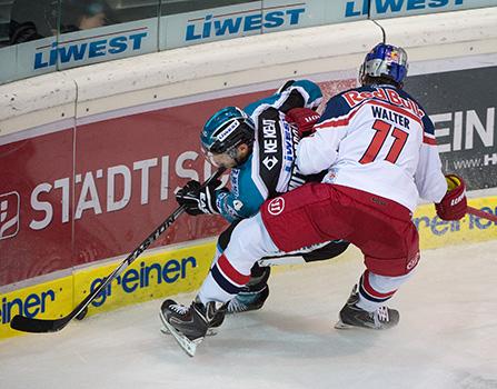 Daniel Mitterdorfer (EHC Liwest Black Wings Linz) und Ben Walter (EC Red Bull Salzburg) EHC Liwest Black Wings Linz vs EC Red Bull Salzburg