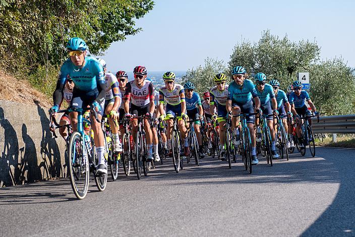 Das Peloton in der Steigung Salita la Rosina, Veneto Classic, UCI 1.1