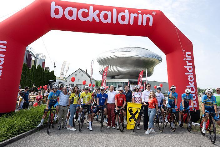 Die Trikotträger am Start, mit Daniel Federspiel (AUT, Team Felbermayr Simplon Wels), Paul Resch (Präsident LRV Oberösterreich), Timo Kielich (BEL, Alpecin-Deceuninck Development Team), Lander Loockx (BEL, Team Deschacht - Group Hens - Containers Maes), Sebastian Putz (AUT, Tirol KTM Cycling Team), Daan Soete (BEL, Team Deschacht - Group Hens - Containers Maes),  3. Etappe St.Florian/Asten  - Hinterstoder, Int. Raiffeisen Oberösterreich Rundfahrt UCI Kat. 2.2