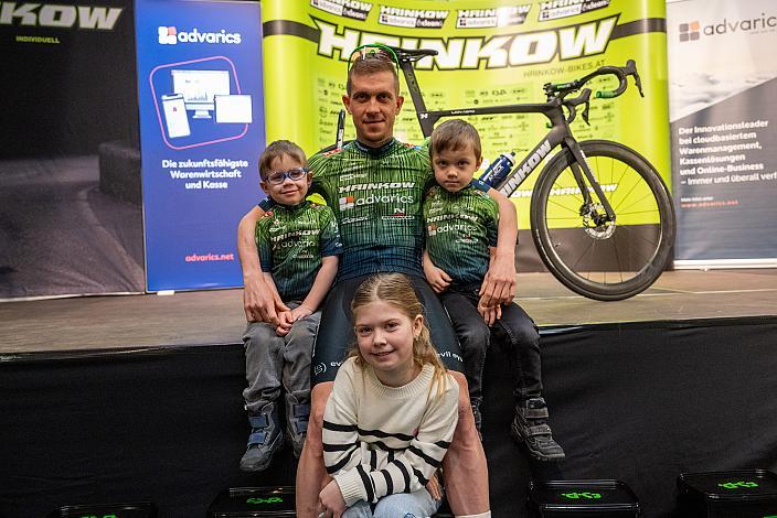 Riccardo Zoidl (AUT, Hrinkow Advarics) und seine Kinder Teampräsentation, Steyr, Team Hrinkow Advarics Cycleang, UCI Continental Team