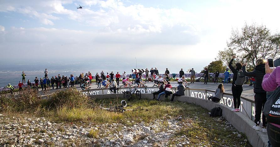Maglia Rosa Group die Gruppe mit dem Gesamtführenden Joao Almeida (POR, Deceuninck - Quick Step) Stage 15,  Base Aerea Rivolto  ›  Piancavallo   (185k) 15. Etappe, 103. Giro d Italia 