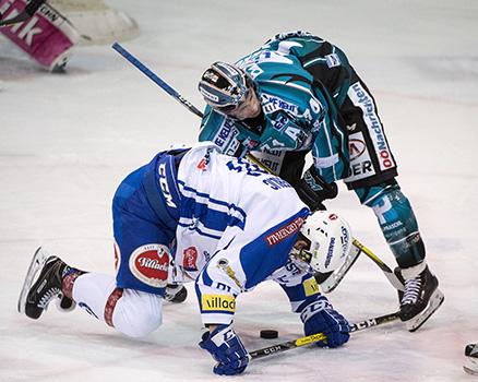 Daniel Oberkofler (EHC Liwest Black Wings Linz) und Miha Verlic (EC VSV),  EHC Liwest Black Wings Linz vs EC VSV