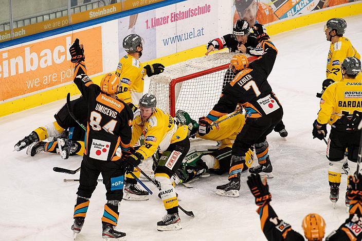 Die Steinbach Black Wings Linz feiern das Tor zum 1 zu 0 dutch Stefan Gaffal (Steinbach Black Wings Linz) Steinbach Black Wings Linz vs HC Pustertal Wölfe, bet-at-home ICE Hockey League