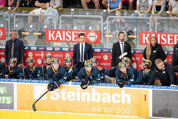 Die Spielerbank der Steinbach Black Wings Linz mit Head Coach Philipp Lukas (Steinbach Black Wings Linz)